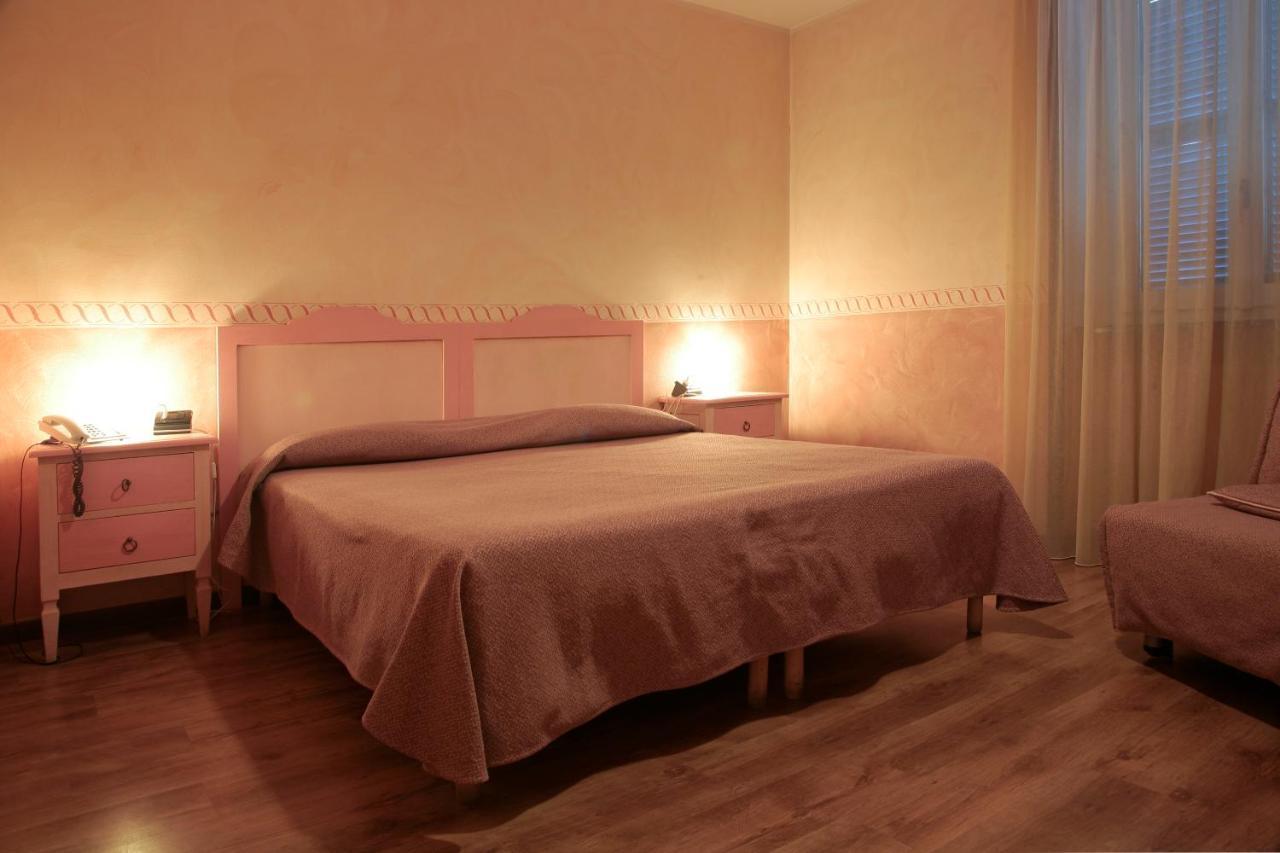 Hotel Risi Colico Cameră foto